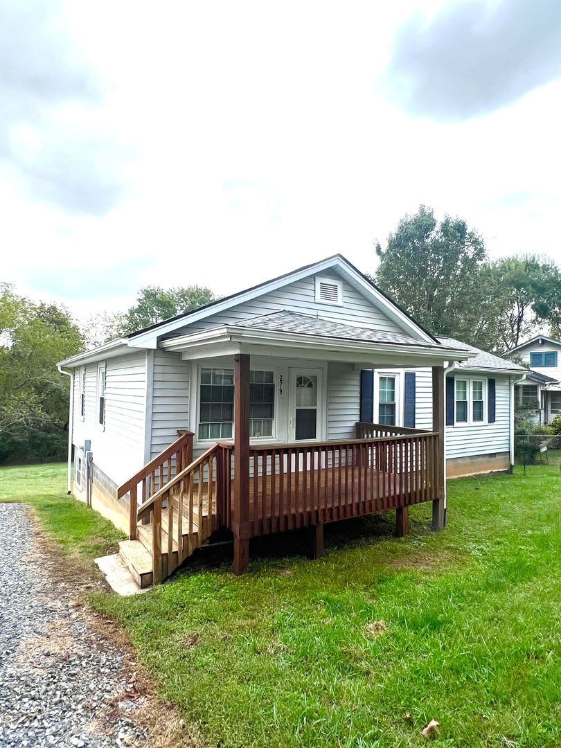 2 Bedroom 1 Bath Bungalow In North West Asheville – photo 2