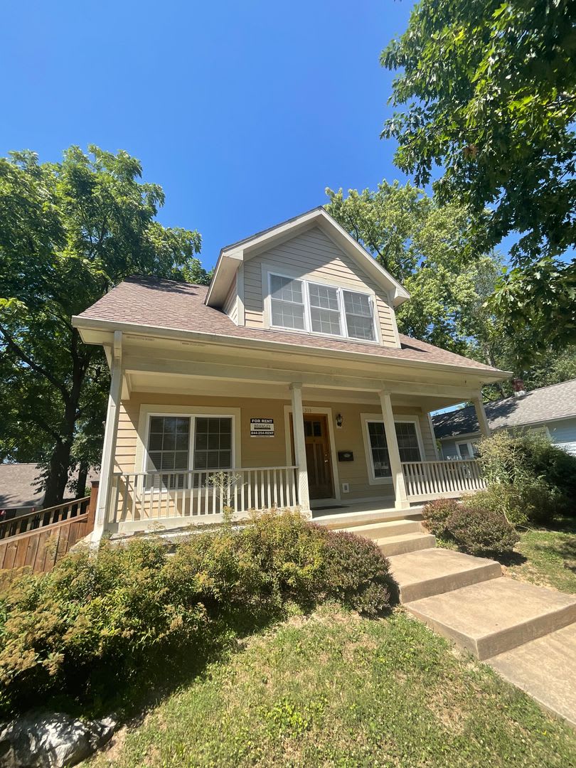 ****AVAILABLE AUGUST 2027**** Large 3 bed, 3 bath House with fenced yard – photo 1