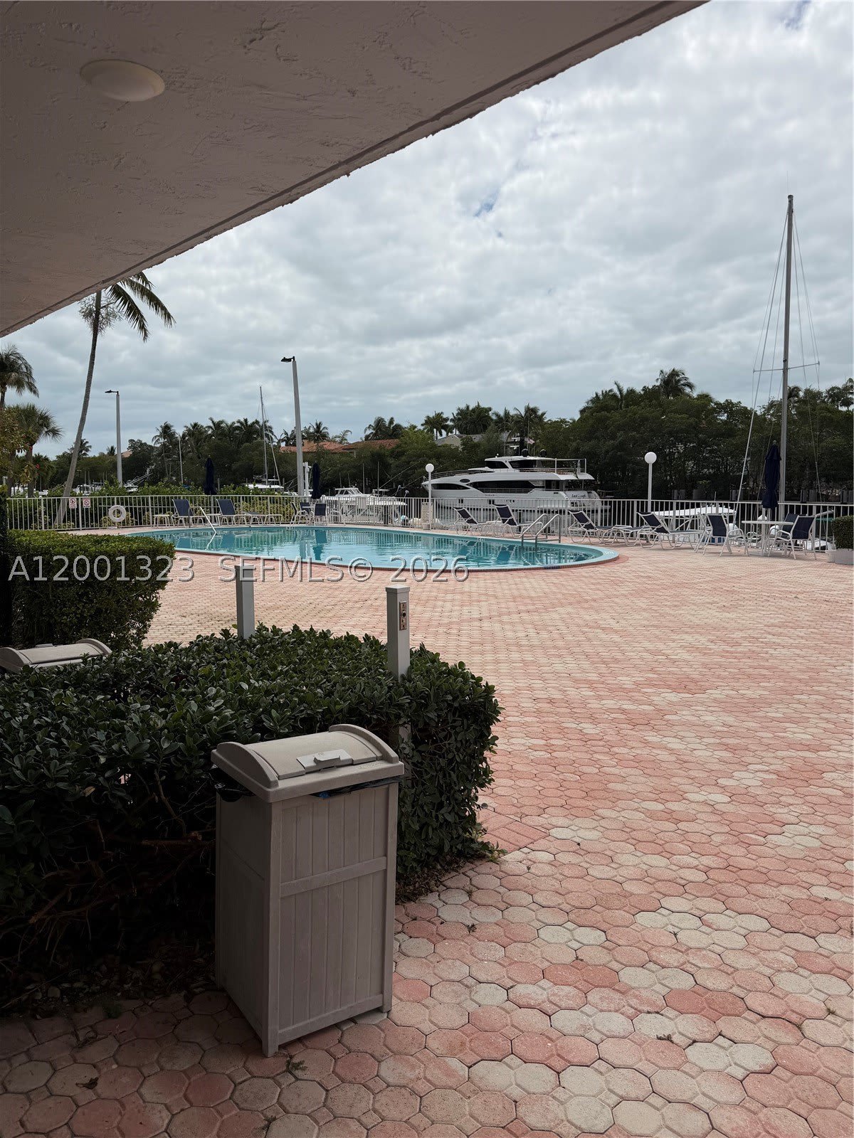 100 Edgewater Dr – photo 2