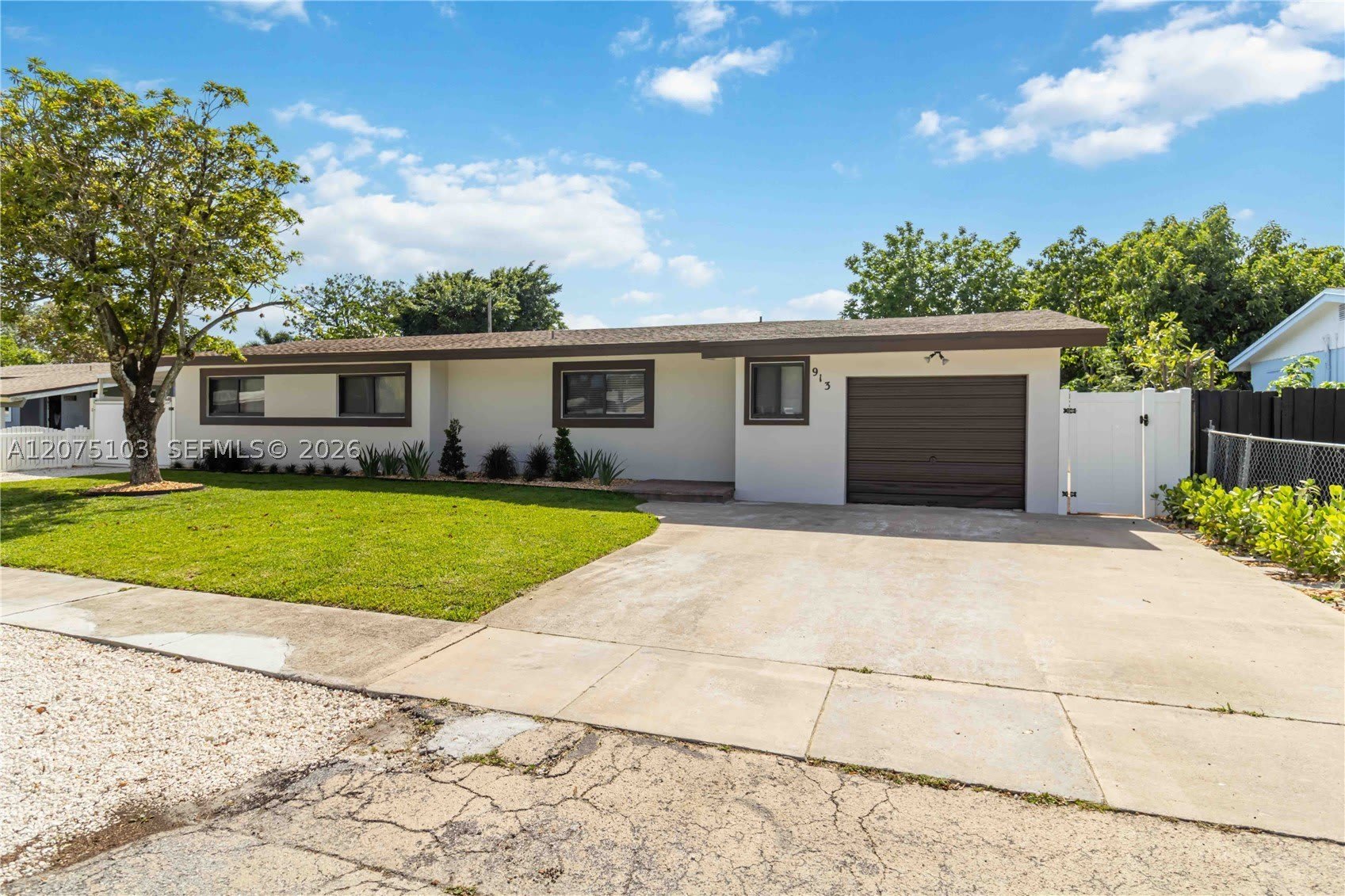 913 SW 49th Ave – photo 2
