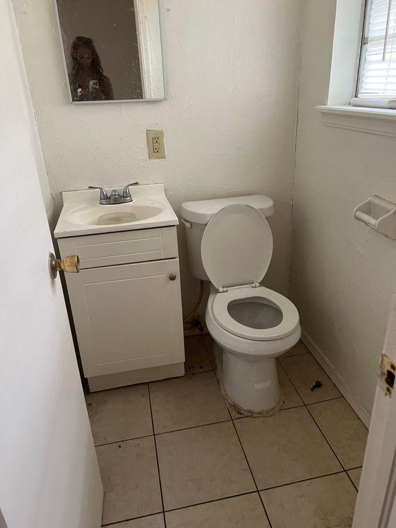 4 Bedrooom 2 Bath home ready for new resident! – photo 3