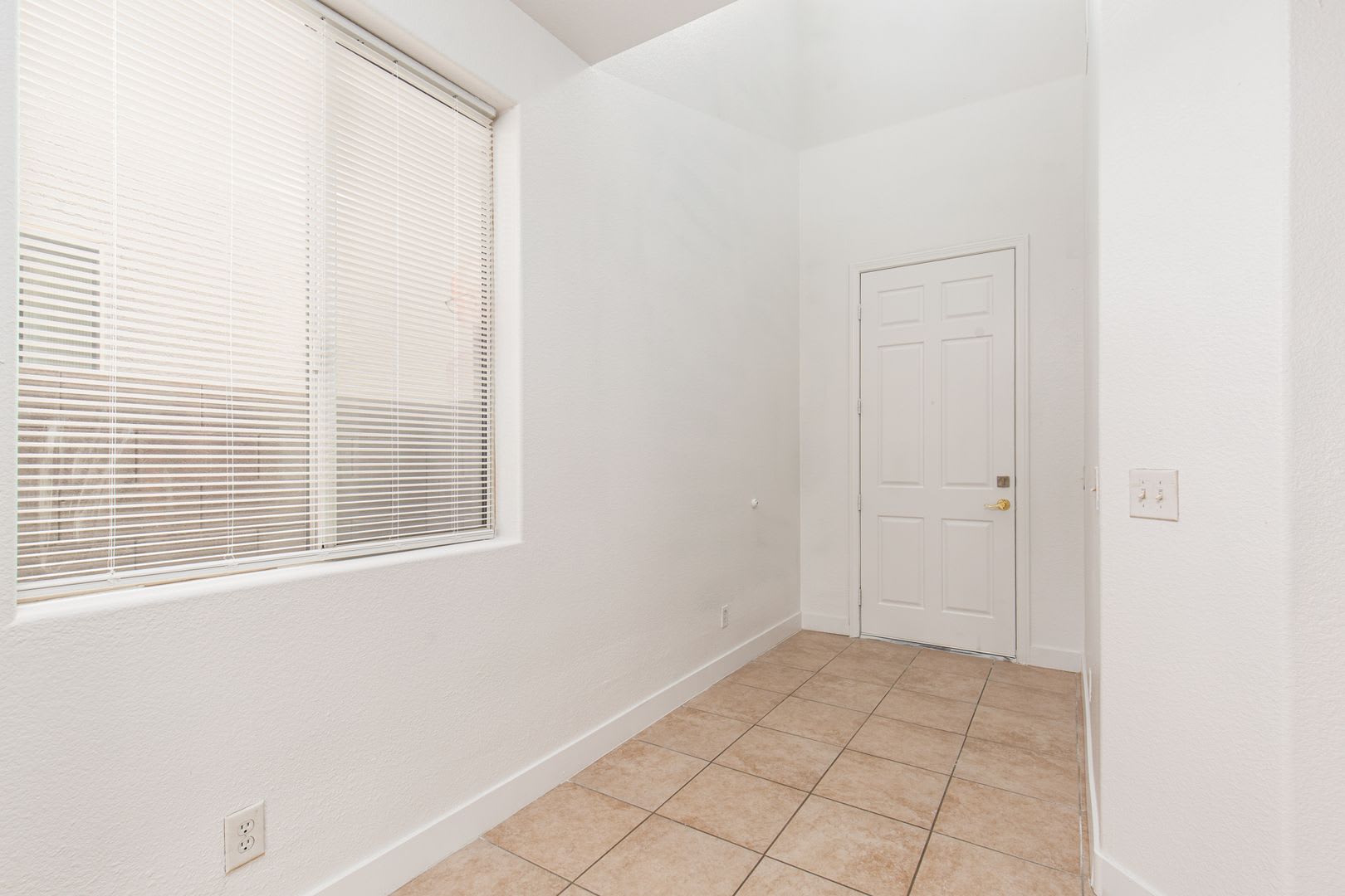 Freshly painted home in the SW with 3 br plus loft for only $1845 – photo 4