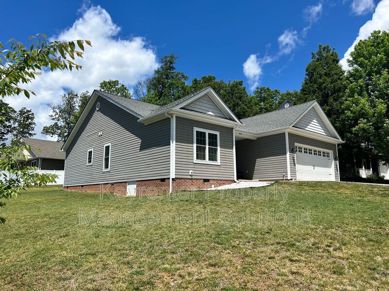 819 Geoffery St – photo 2