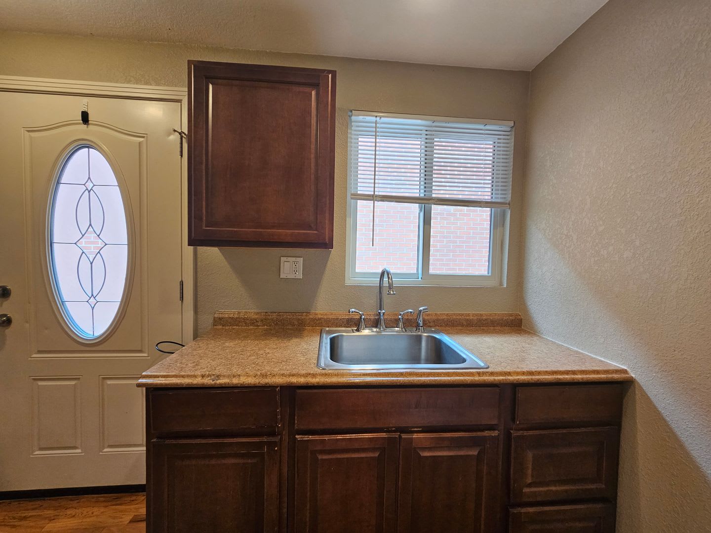 Highlands Stadium Area Great Sized 1 Bedroom With Beautiful Hardwood Floors Reserved Parking Extra Storage Fenced Yards – photo 3