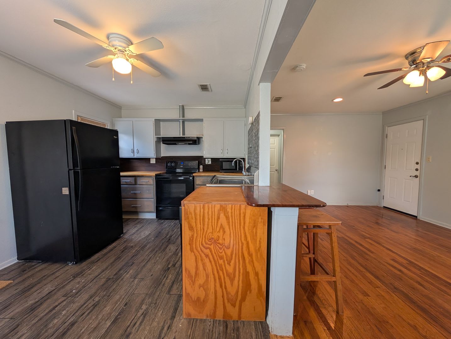 2 1 House With A Detached Garage Garage Has Pool Table Bathroom Large Corner Lot Nbisd – photo 5