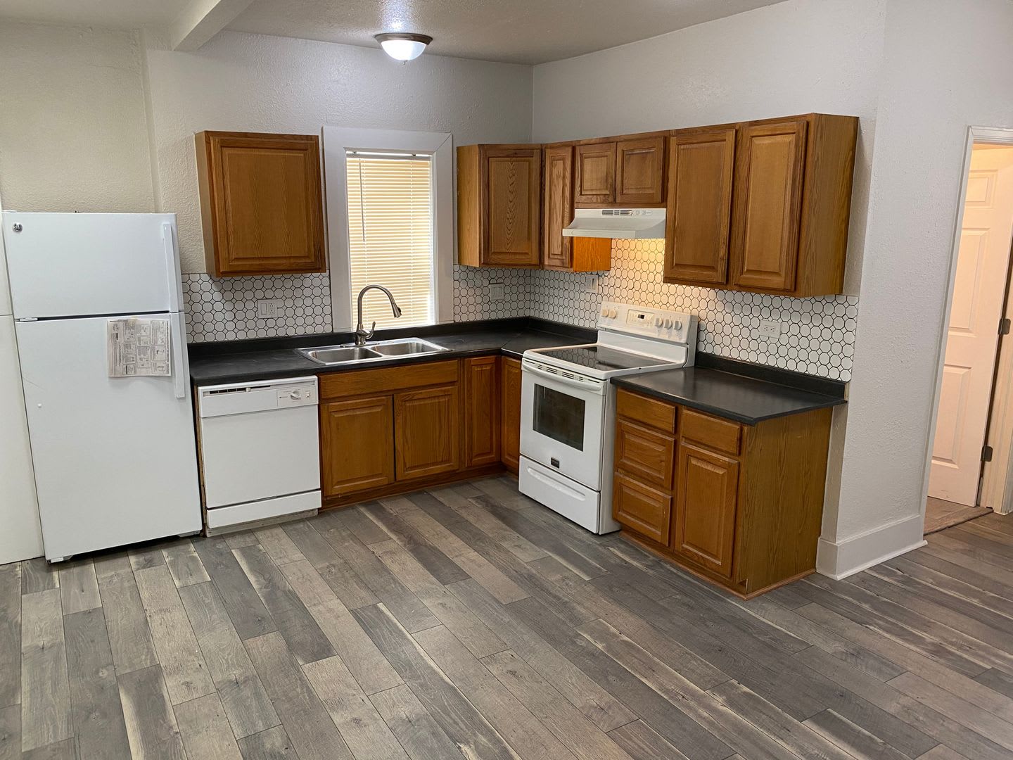 I70 Brighton Blvd Eylria Swansea 2 Bed New Floor Paint Tile Storage Fence Covered Porch Updated Kitchen And Bath – photo 3