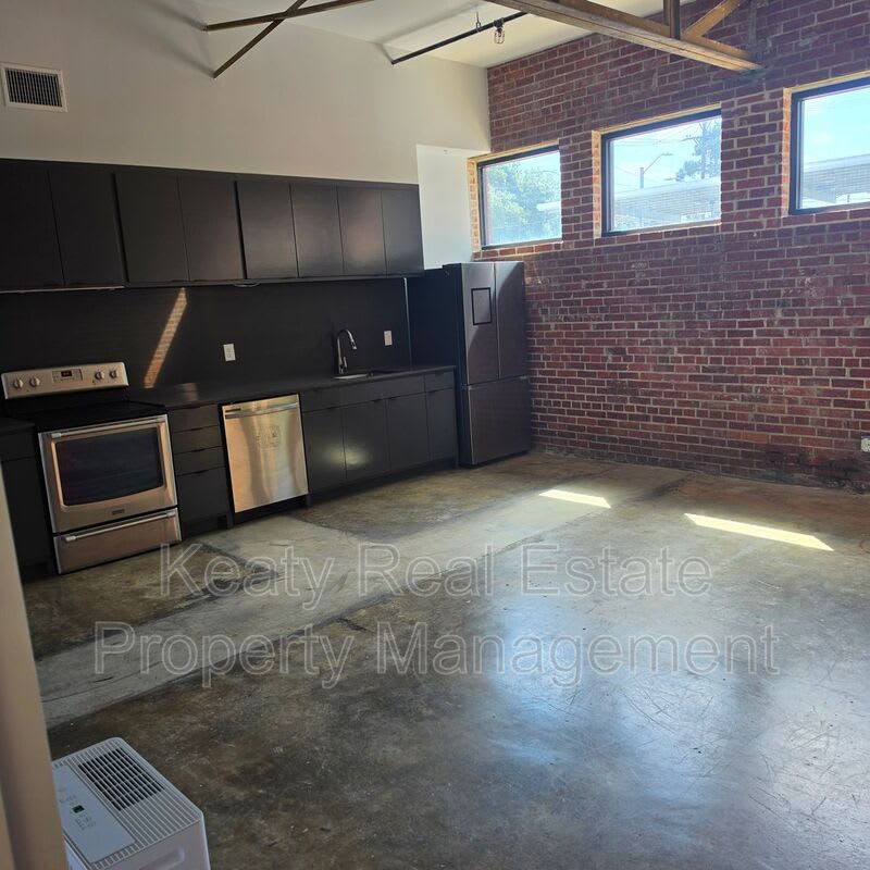 136 E Cypress St – photo 2