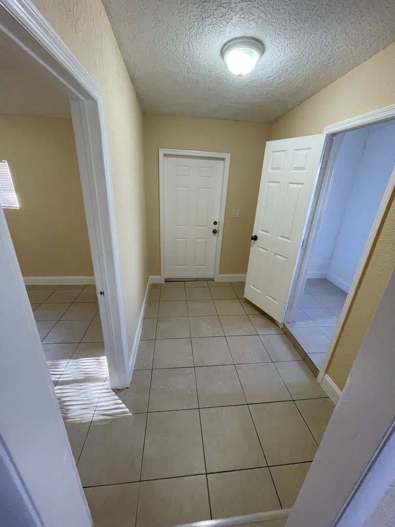 4/2 Home for rent, all tile floor, granite counter tops, new cabinetry, central ac. – photo 3