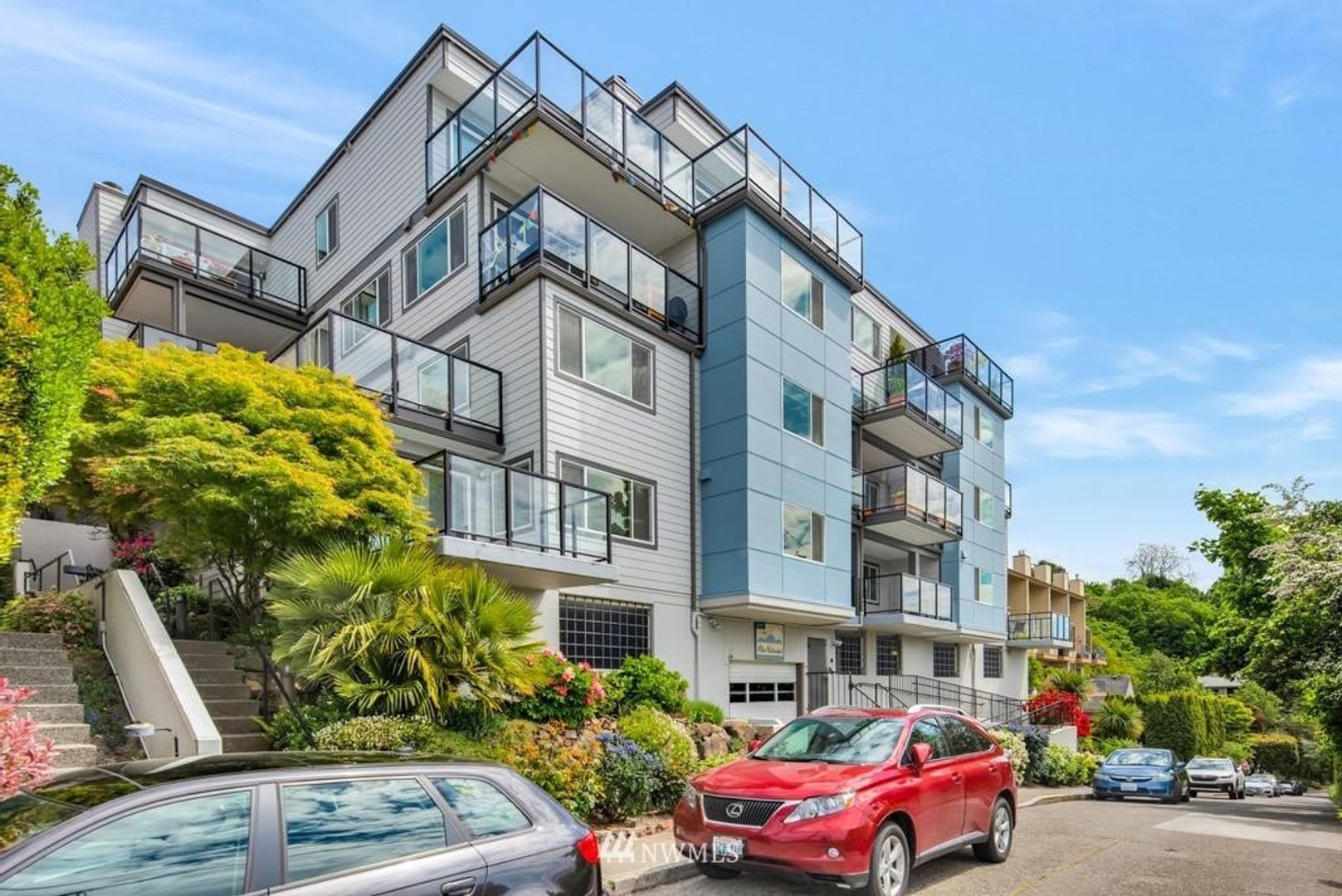 Spacious 2 Bedroom Condo in Queen Anne available NOW for $3550! – photo 1