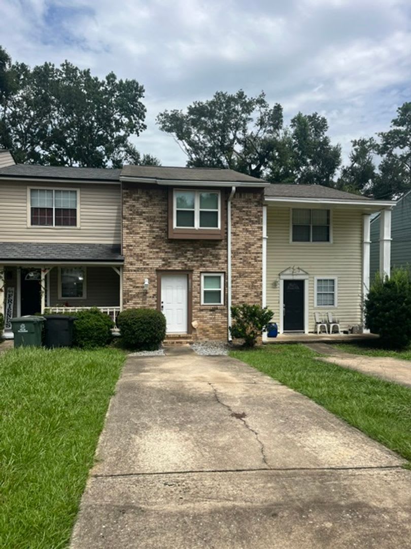 Stunning 2 Bed, 2 1/2 Bath Townhouse Available Now – photo 1