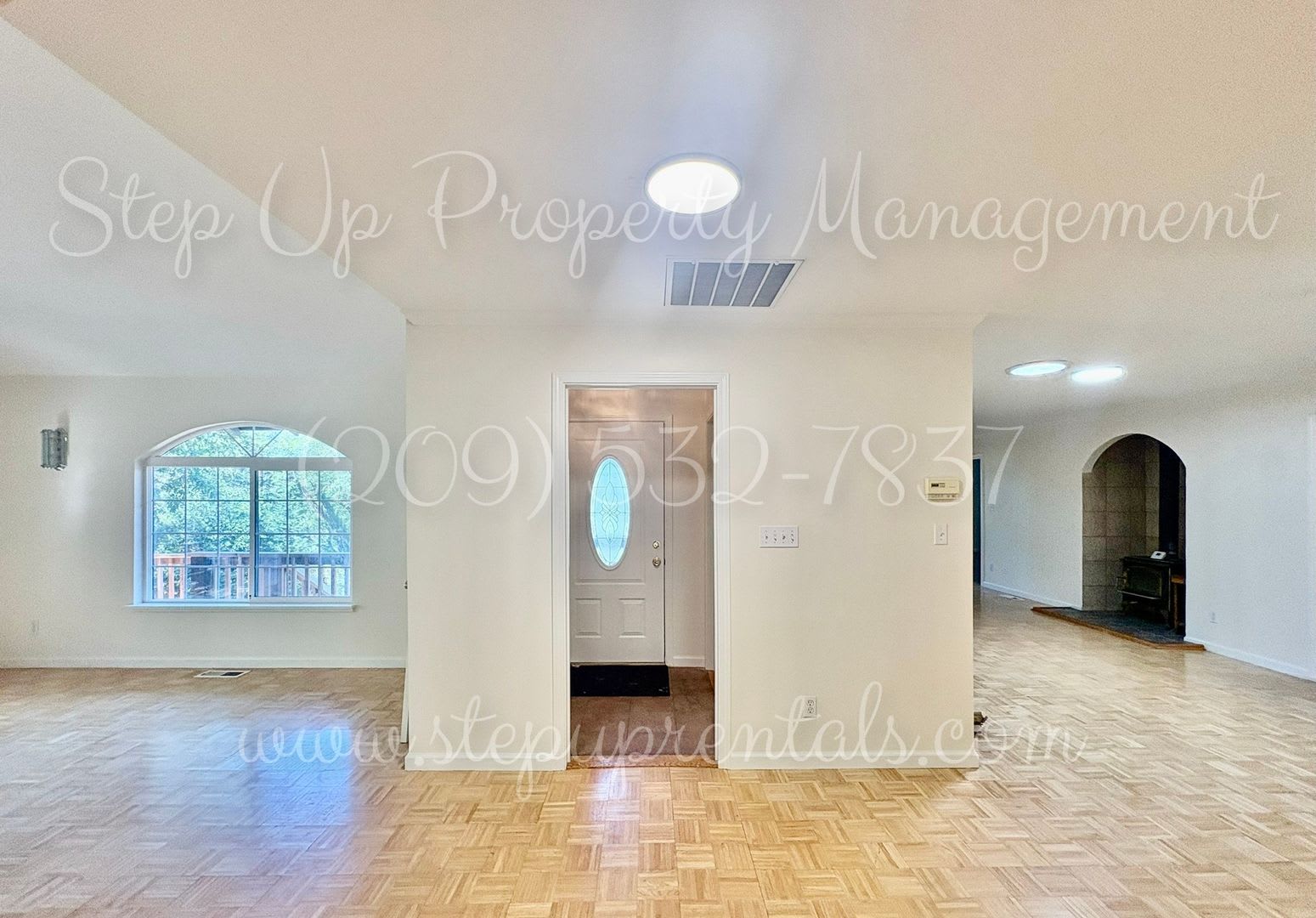 Spacious Contemporary Living: Stunning Three-Bedroom Retreat on Longeway! – photo 2