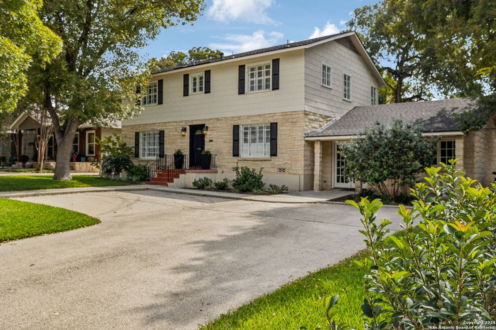 BEAUTIFUL 4-BEDROOM HOME IN TERRELL HILLS – photo 2