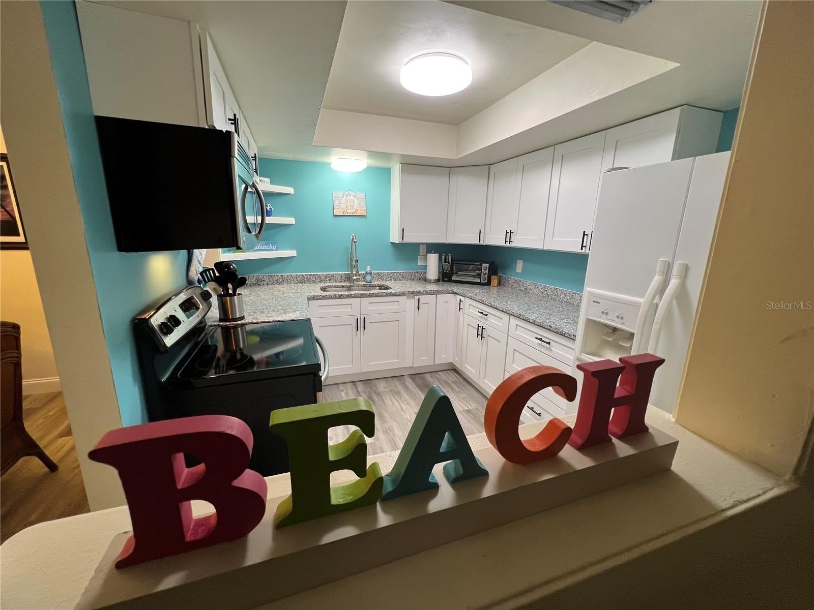 1406 N SATURN Avenue – photo 3