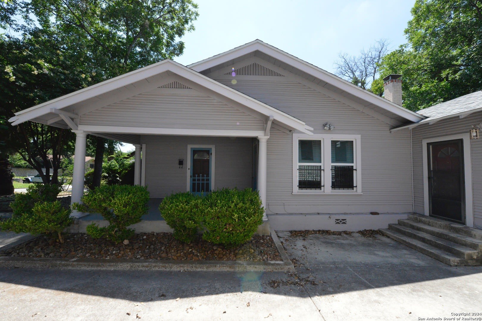 423 W Huisache – photo 2