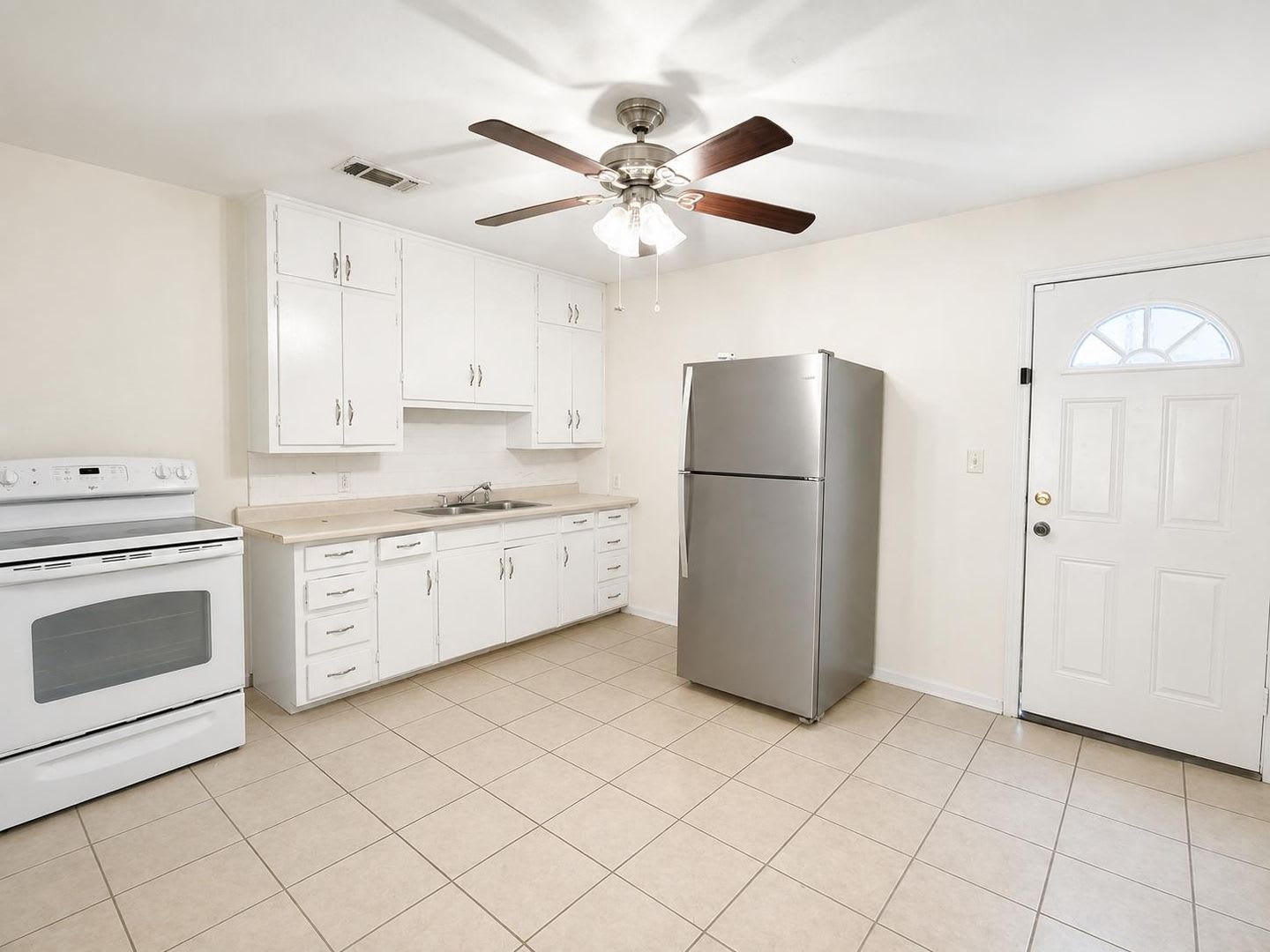 Adorable Remodeled three bedroom, one bath home with spacious fenced in back yard!! – photo 2