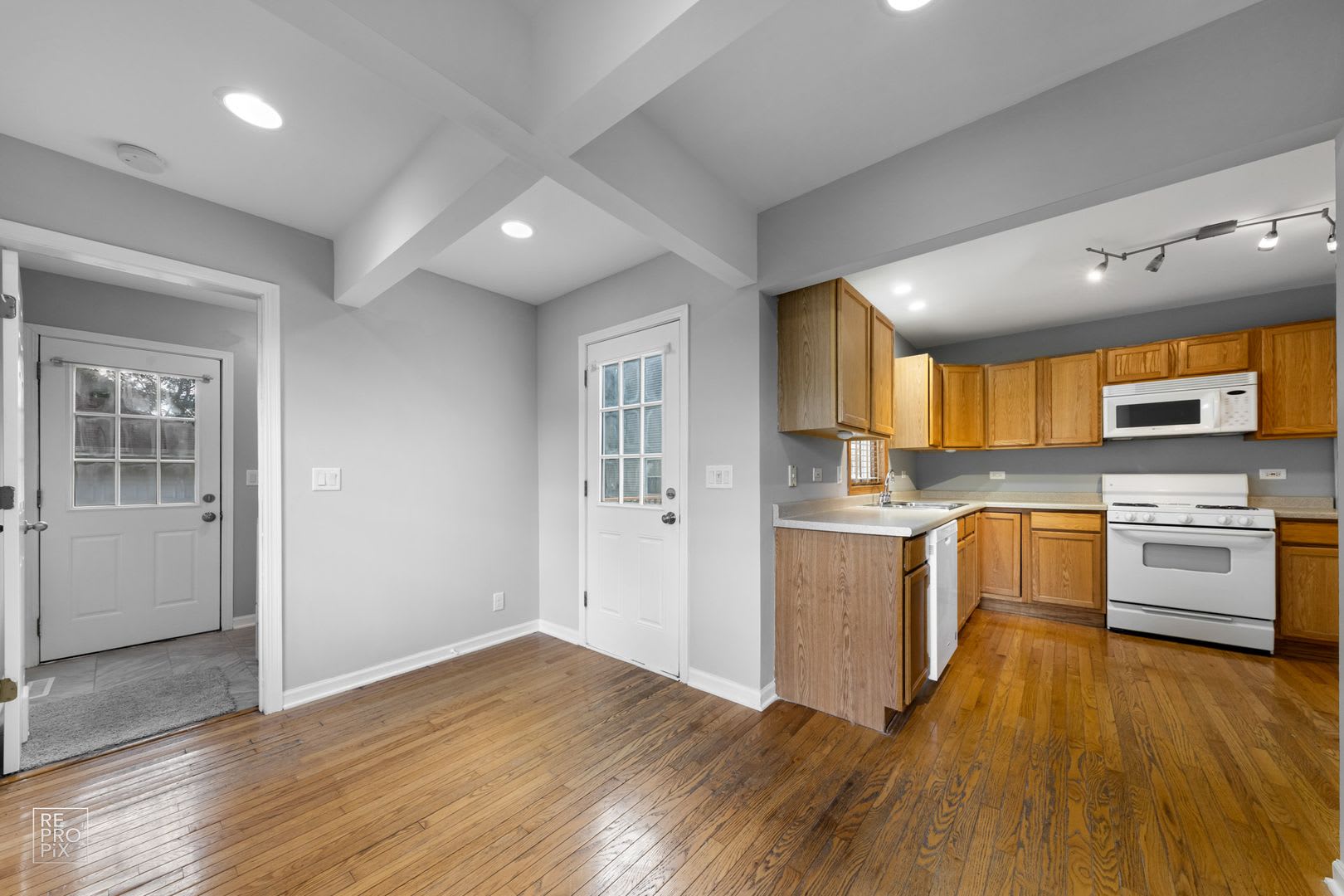 2 Bedroom 1 Bath with LARGE Oversized 2 Car Garage in Wonder Lake! – photo 3