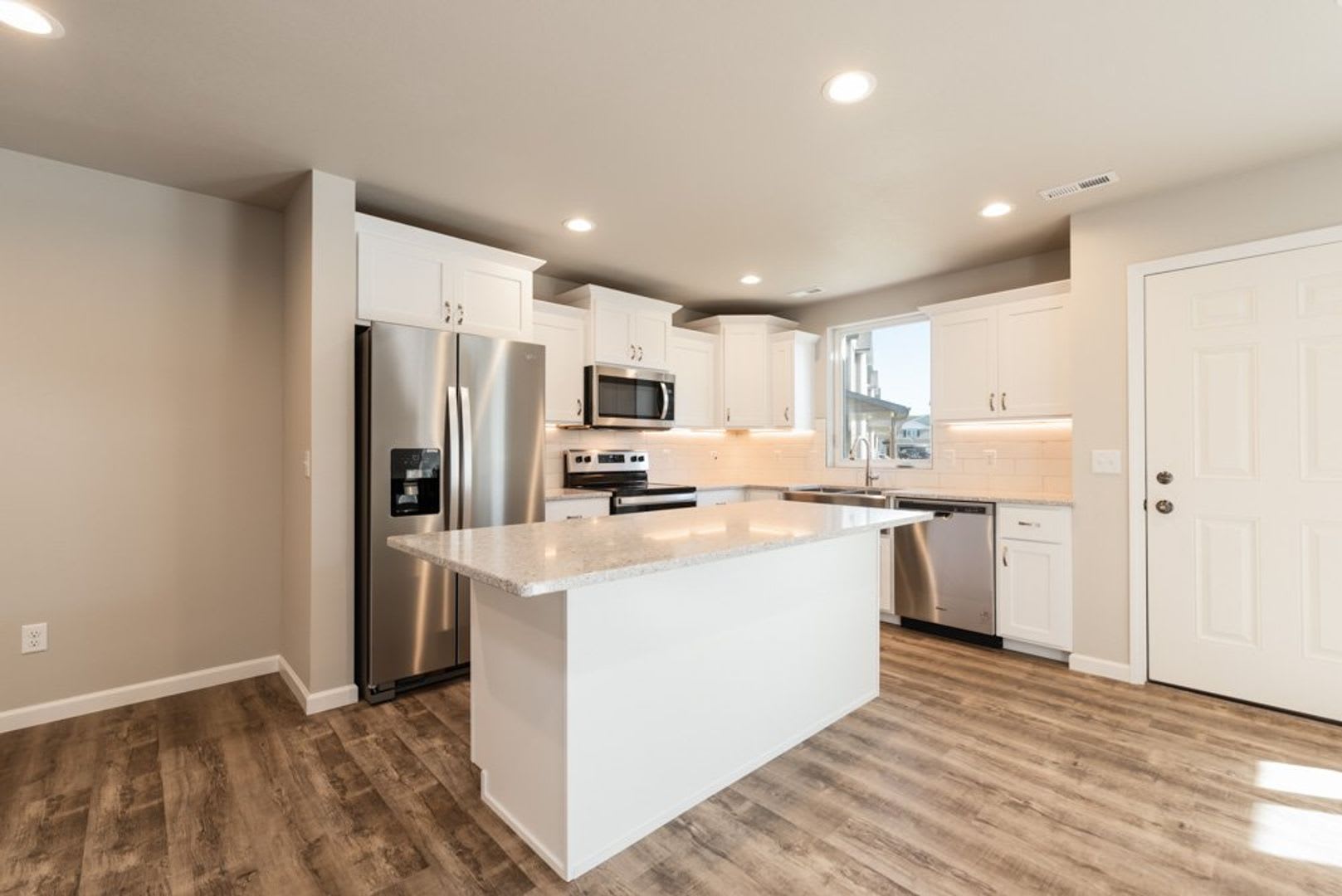 ONE MONTH FREE when you sign a 13-month lease by August 31st!! – photo 4