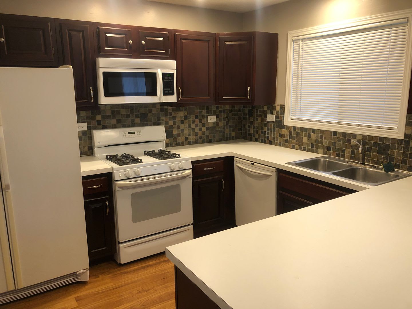 Freshly Painted 3 bedroom House in Bolingbrook! – photo 3