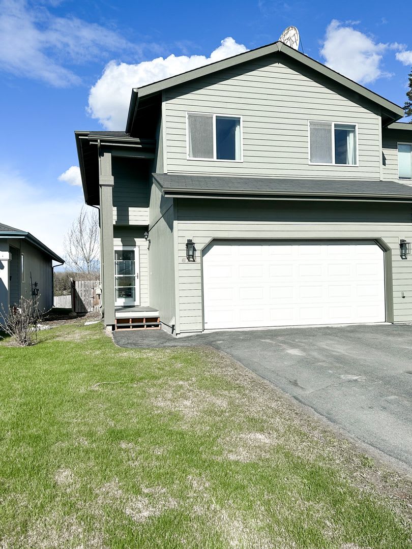Lake Front Views Two Car Garage Huge Master Bedroom Jacuzzi Tub – photo 2