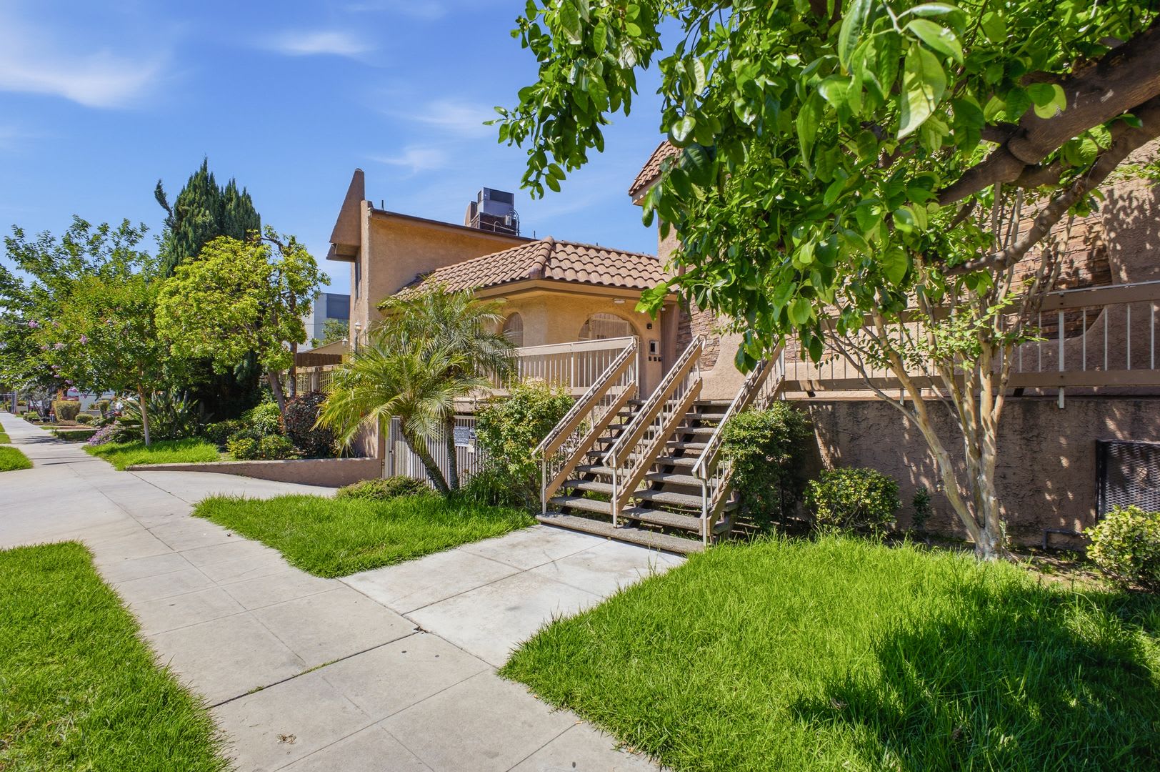 Modern Comfort in the Heart of Burbank – photo 1