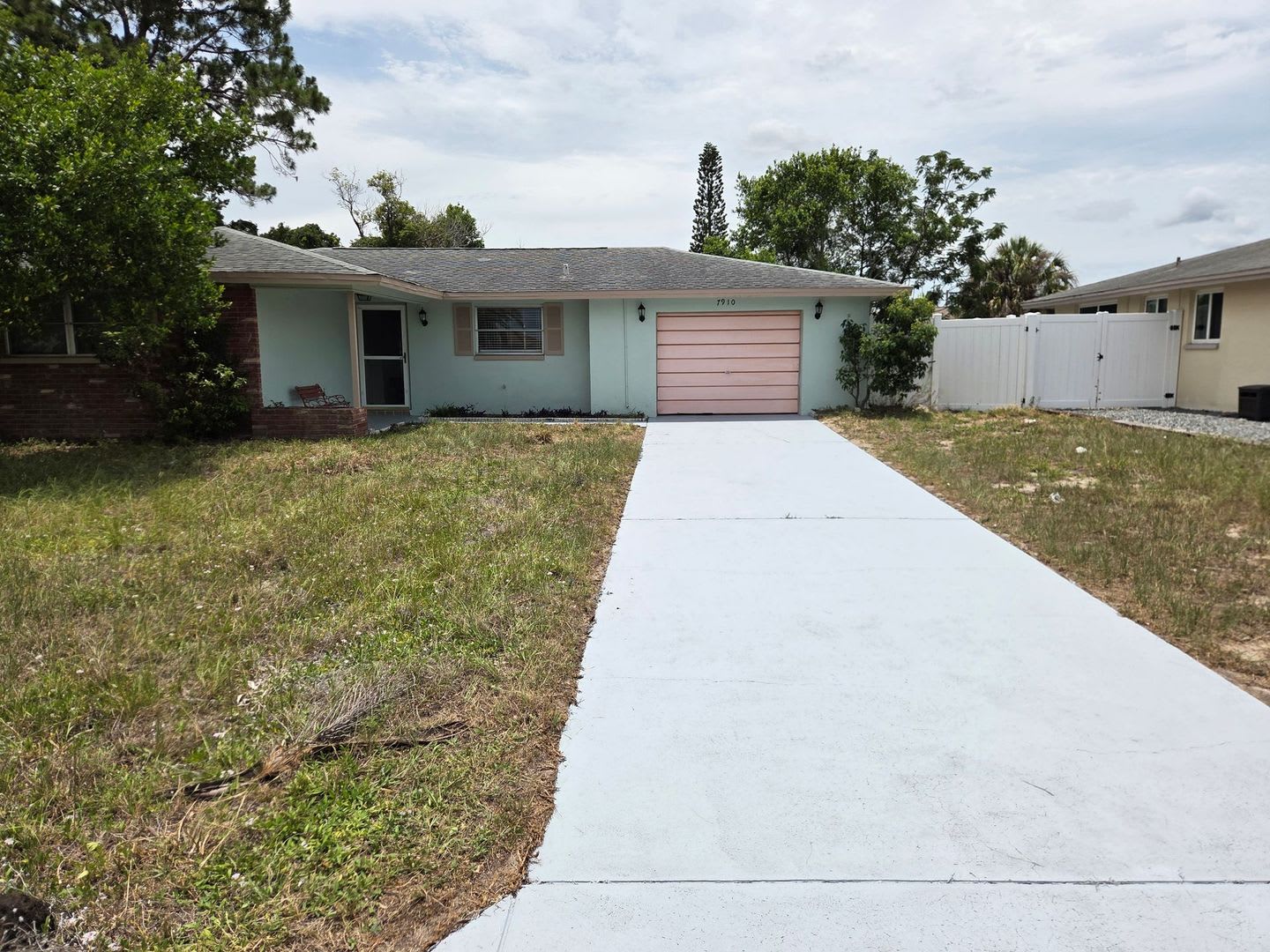 Beautiful Updated 2-Bedroom Home for rent with Screened-In Pool! – photo 1