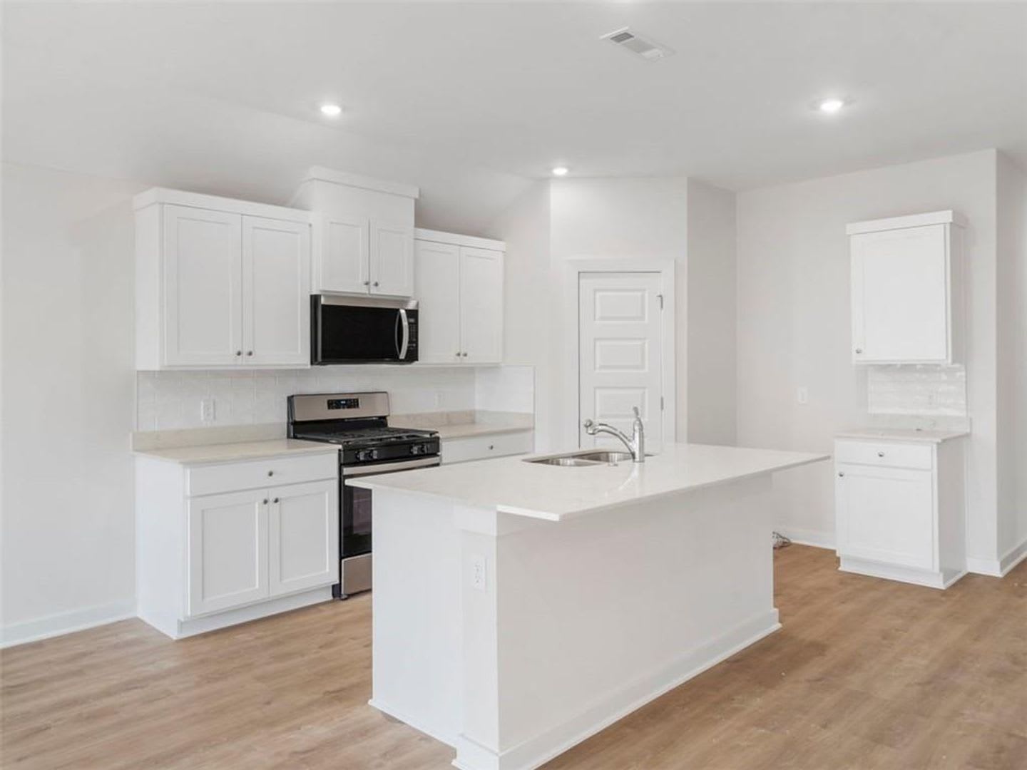 Newly built 4 Bedroom 3 Bath home in the Element! Available now! – photo 5