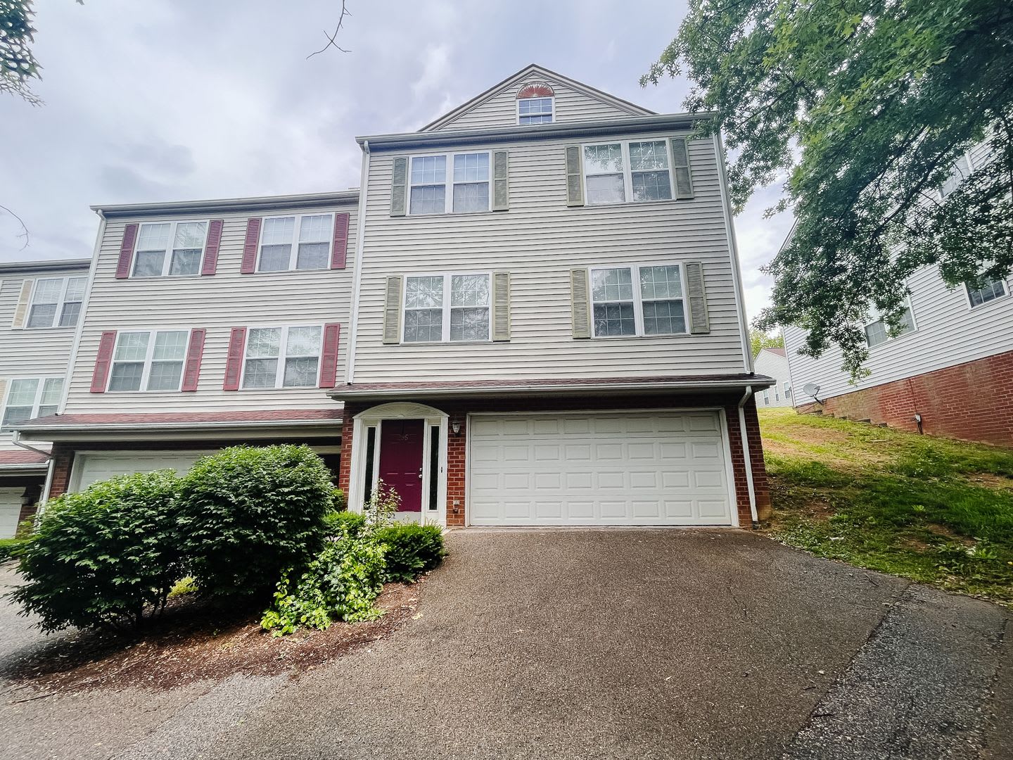 3 Bedroom 2.5 Bath Townhouse – photo 1
