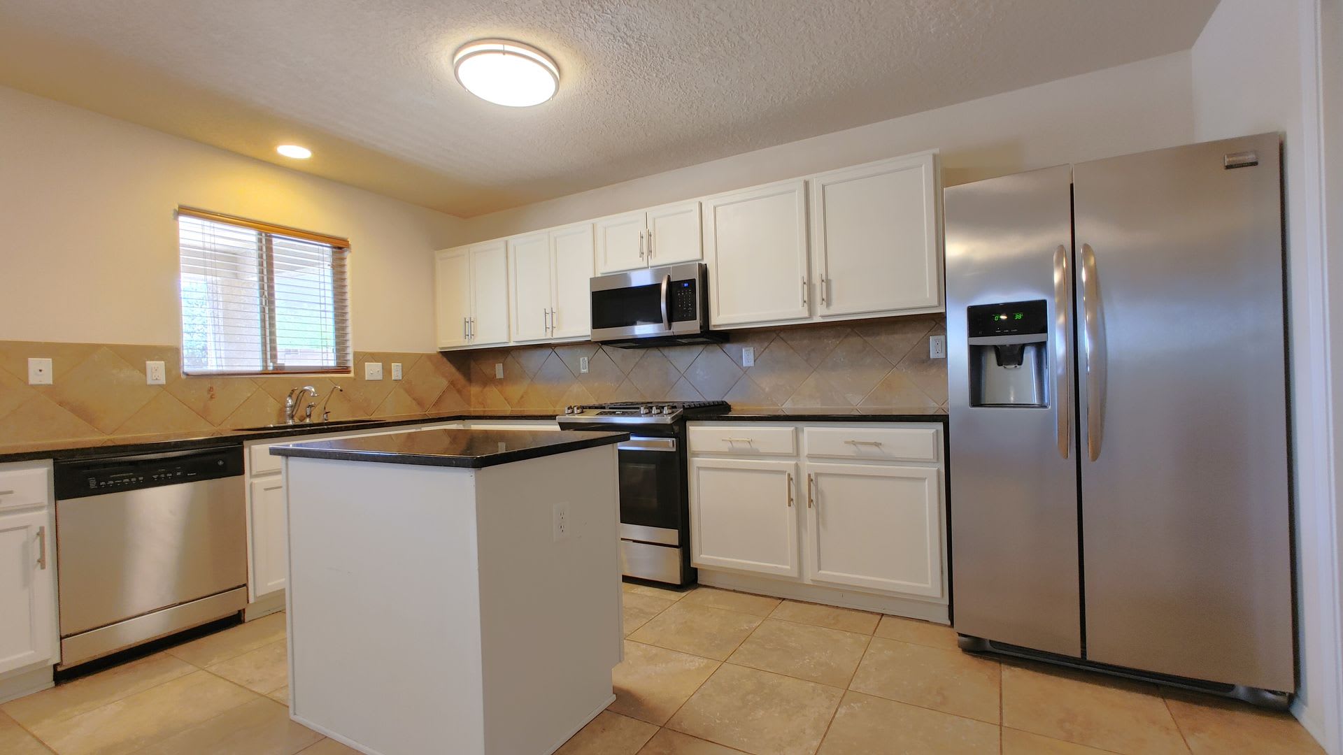 Roomy 3 Bedroom 2 Bathroom Home In Los Lunas! – photo 3