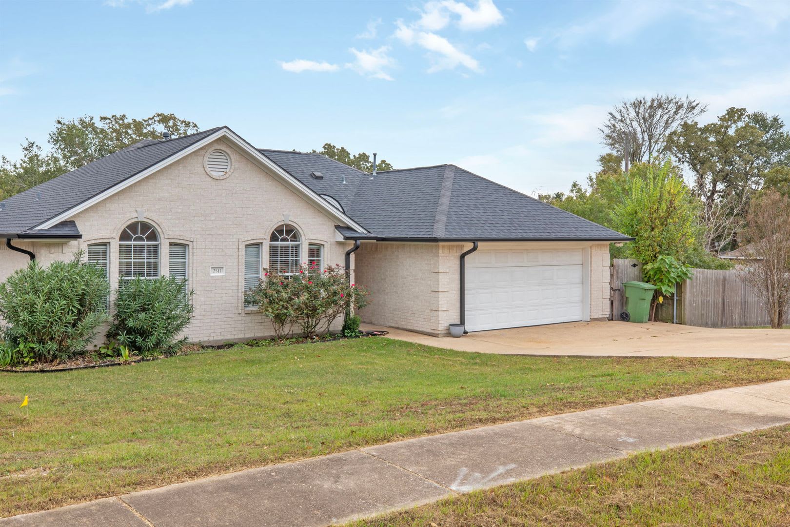 MAY MOVE IN! 3 Bed, 2 Bath Home in Bryan Available Now! – photo 3