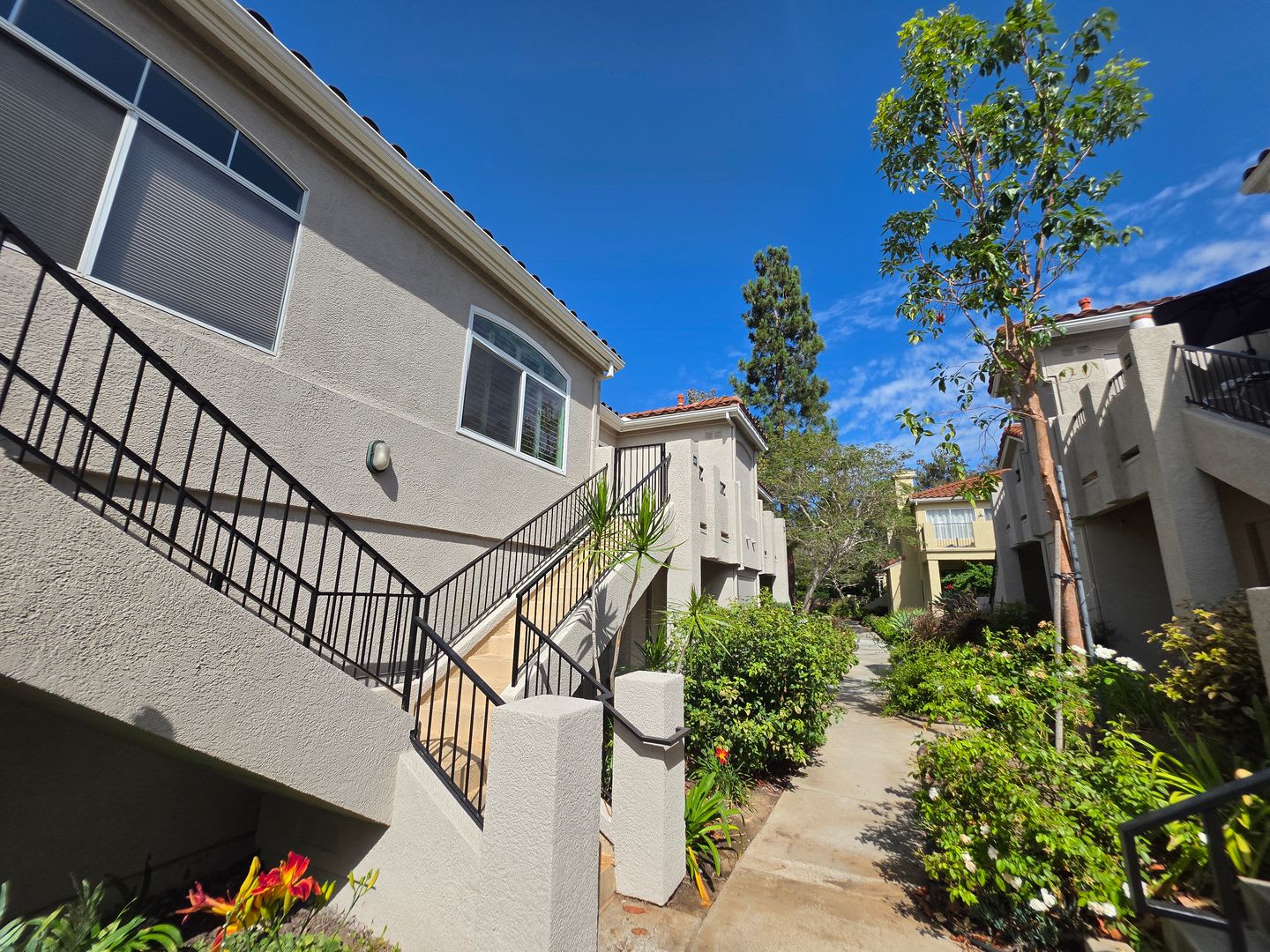 Seagate Colony: Upper 1 Bedroom 1 Bath Condo – photo 2