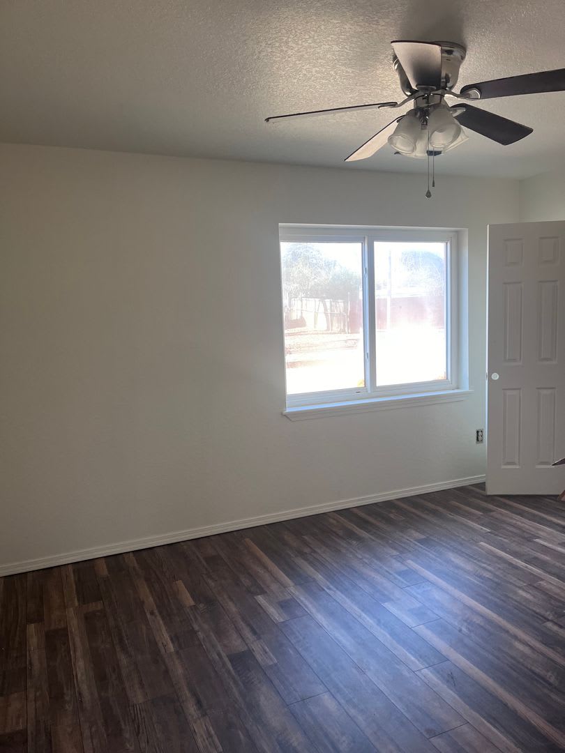 3 bedroom 1.5 bath house with a move in special – photo 2
