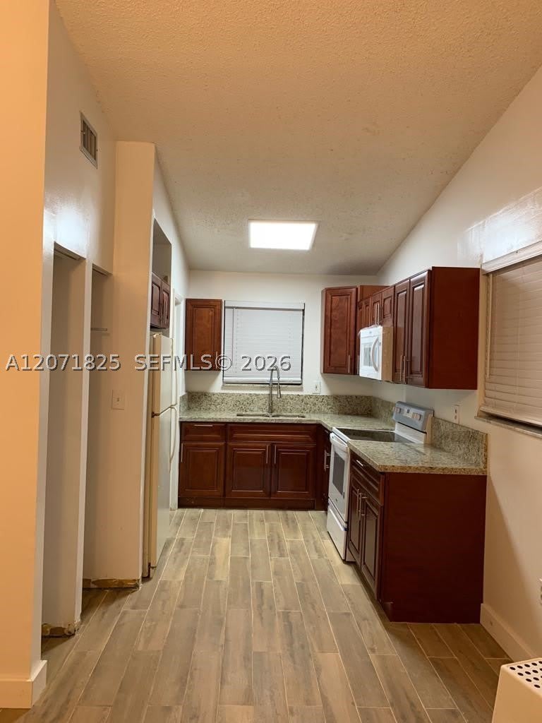 1008 SW 8th St – photo 3