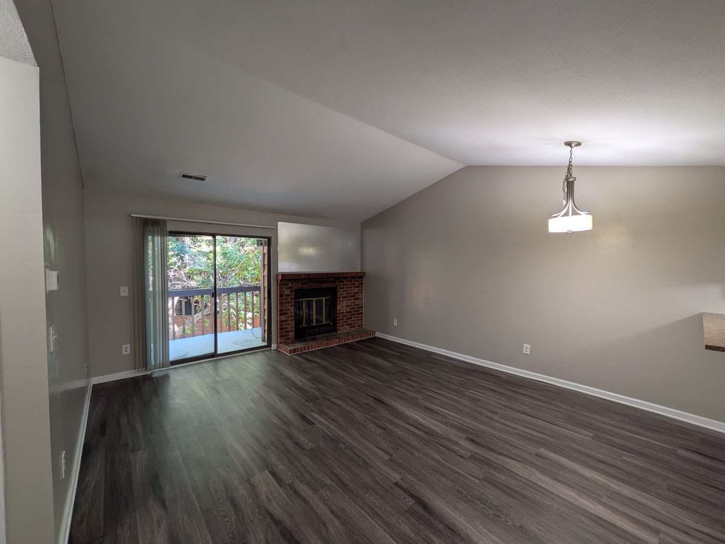 Spacious 2 Bed 1 Bath Condo in Aurora! Available Now! – photo 3
