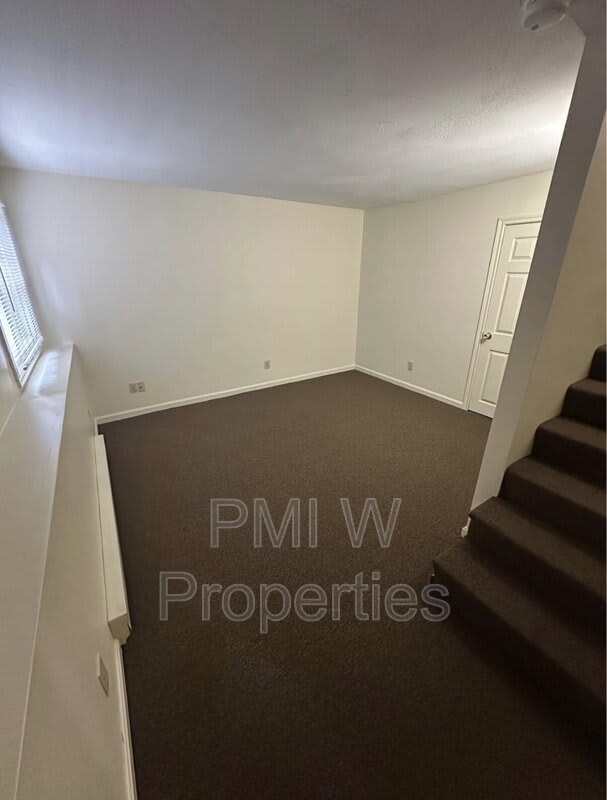 210 Pine St – photo 4