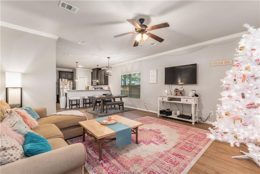120 Richards Street – photo 4