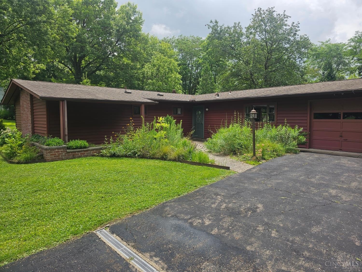 201 Oakhill Drive – photo 1