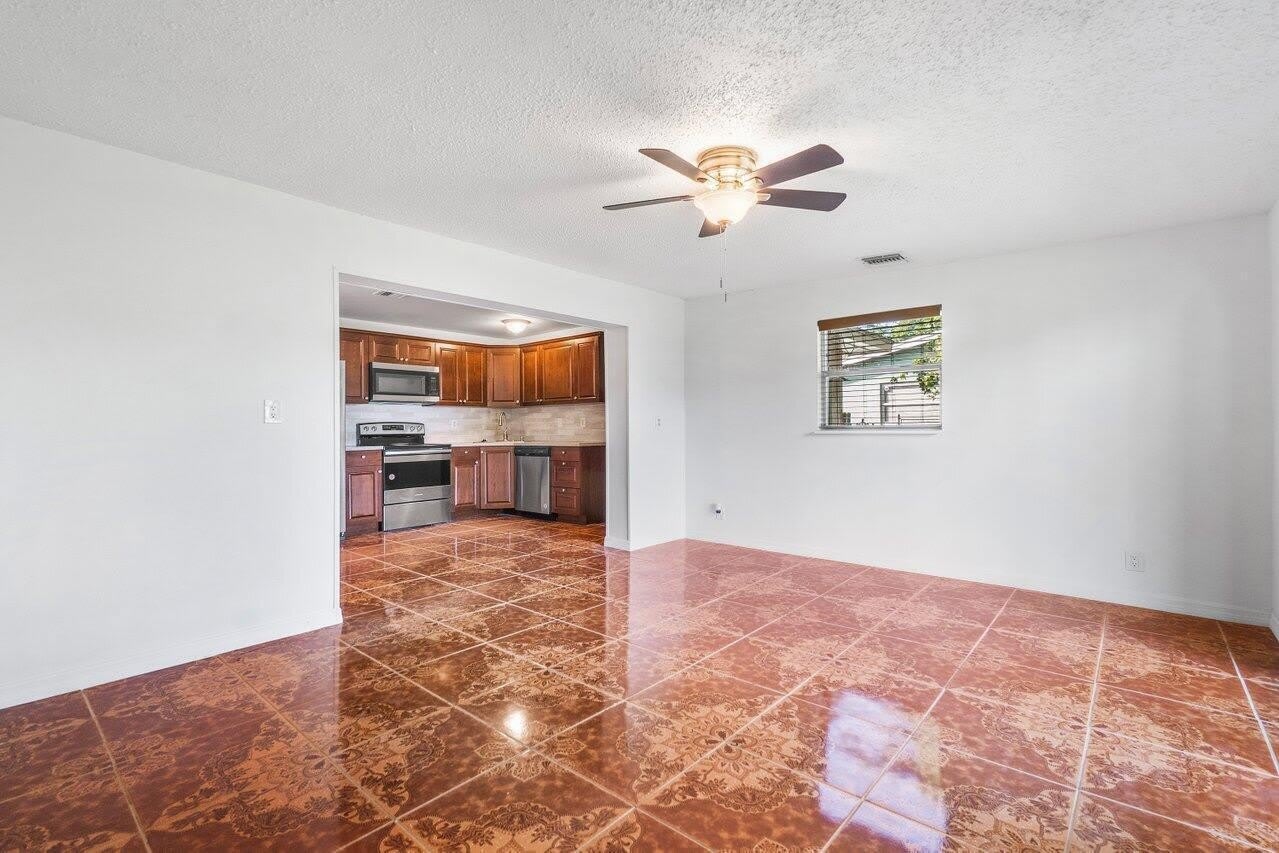 4271 Empress Street – photo 5
