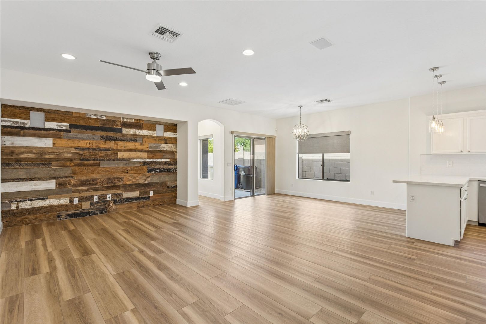 3 Bedroom 2 Bathroom Upgraded Beauty Located In Anthem West 1 Story Pool All Appliances Available Now – photo 4