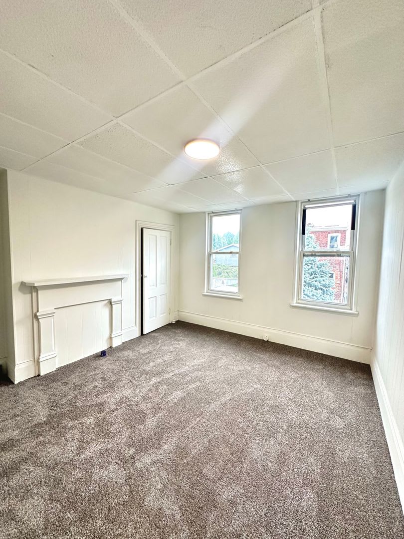 Updated 2 Bed 1 Bath Home W Bonus Space Convenient Location Walkable Neighborhood Available Now – photo 5