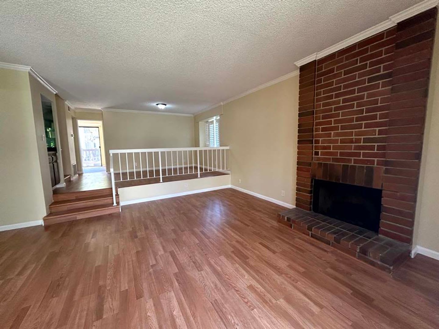 Spacious 4 bedroom 2.5 bath Condo for rent in Woodland Hills! – photo 3