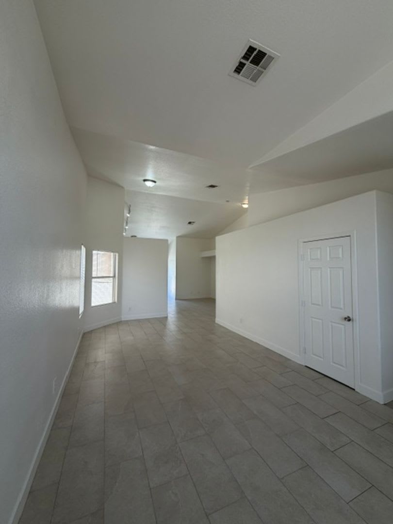 RARE SINGLE STORY HOUSE. 3 BED/2 BATH. FRESH PAINT AND TILE. – photo 5
