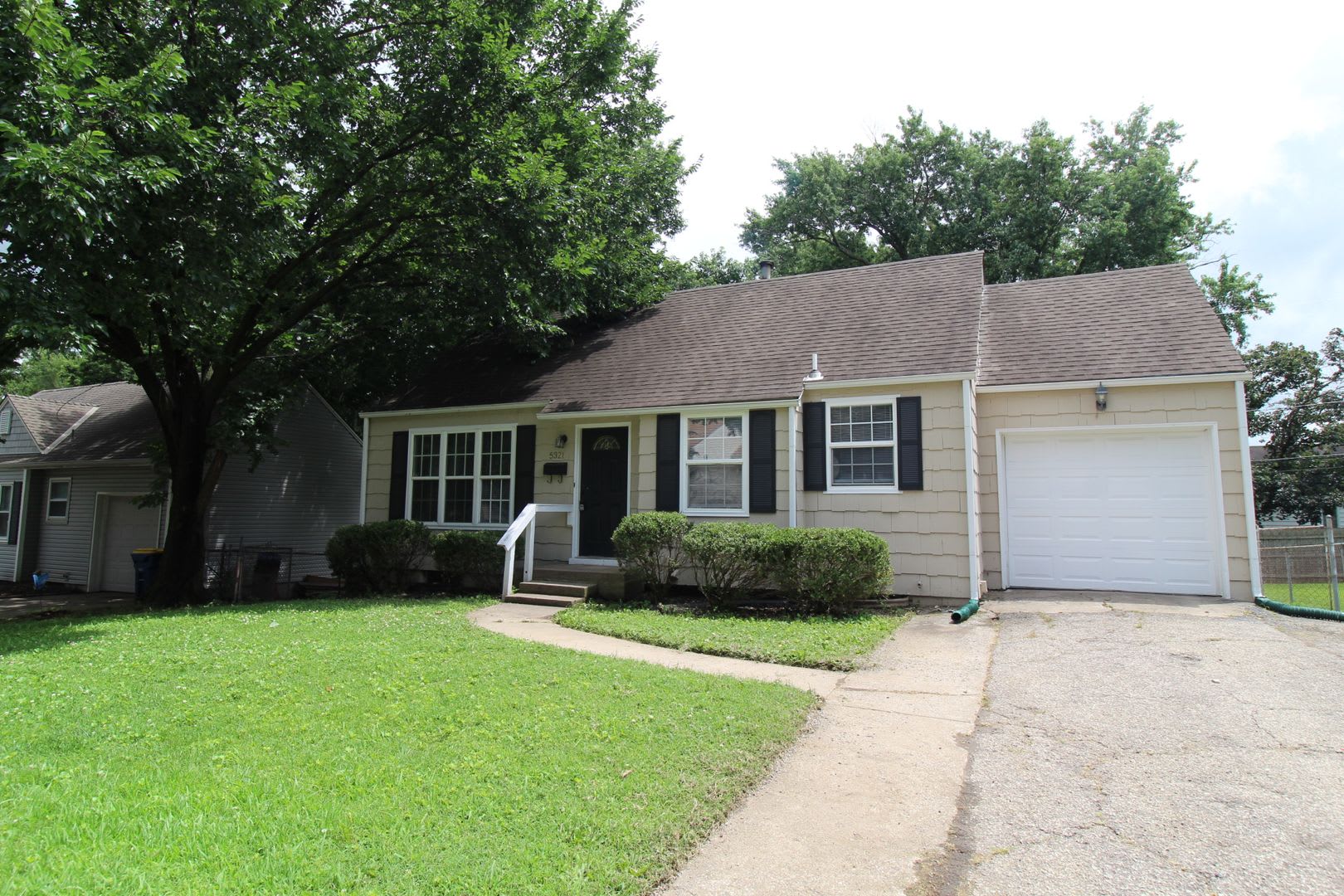 September FREE On This 2 Bedroom 1 Bath Home in Roeland Park – photo 2