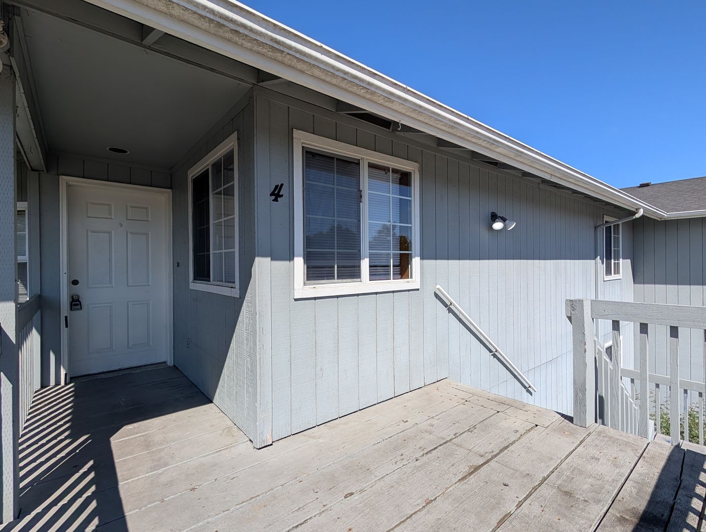 Spacious upstairs 2-Bedroom, 1-Bath Apartment in Springfield 4-Plex! – photo 2