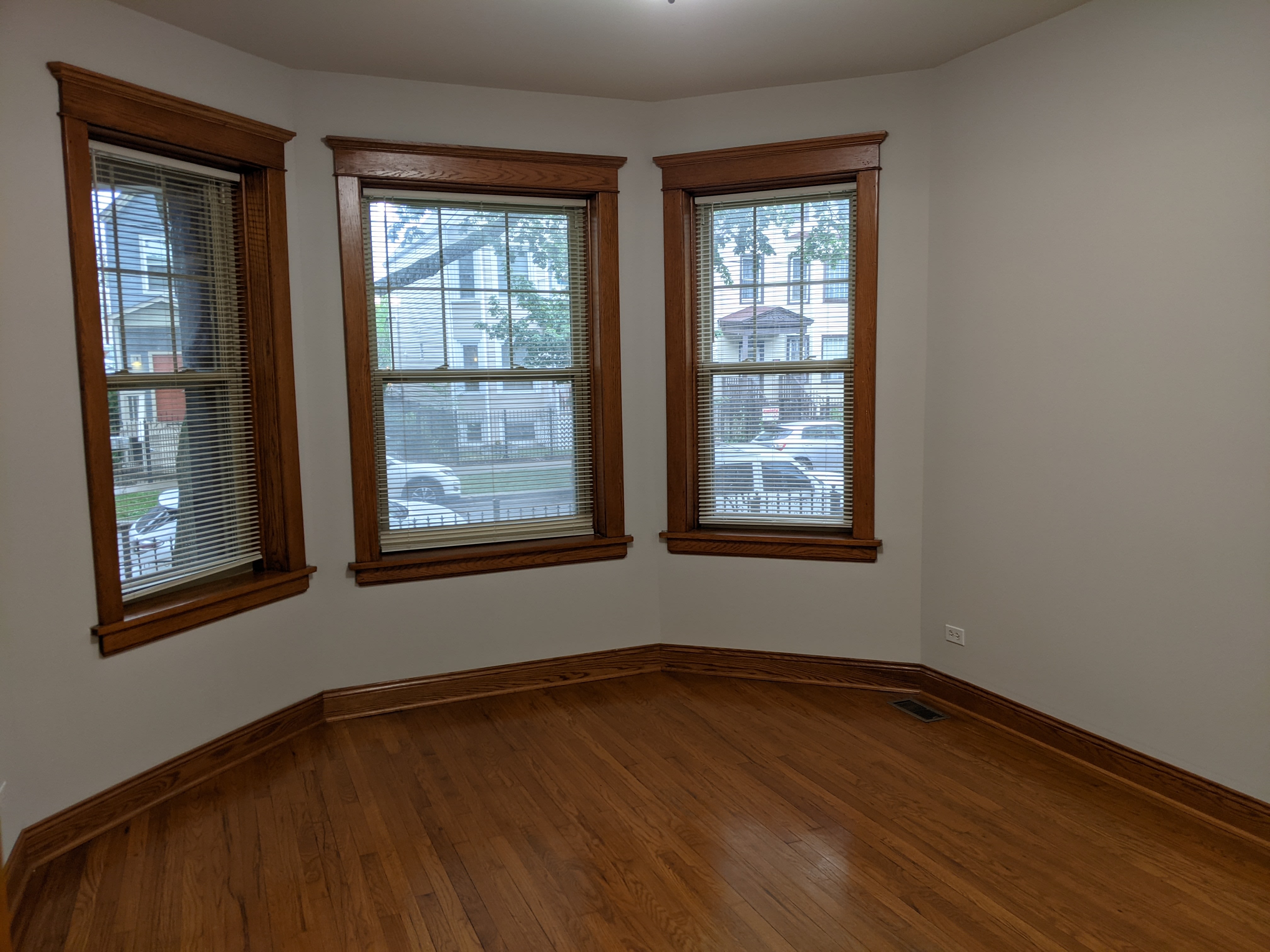 2528 North Hamlin Avenue – photo 4