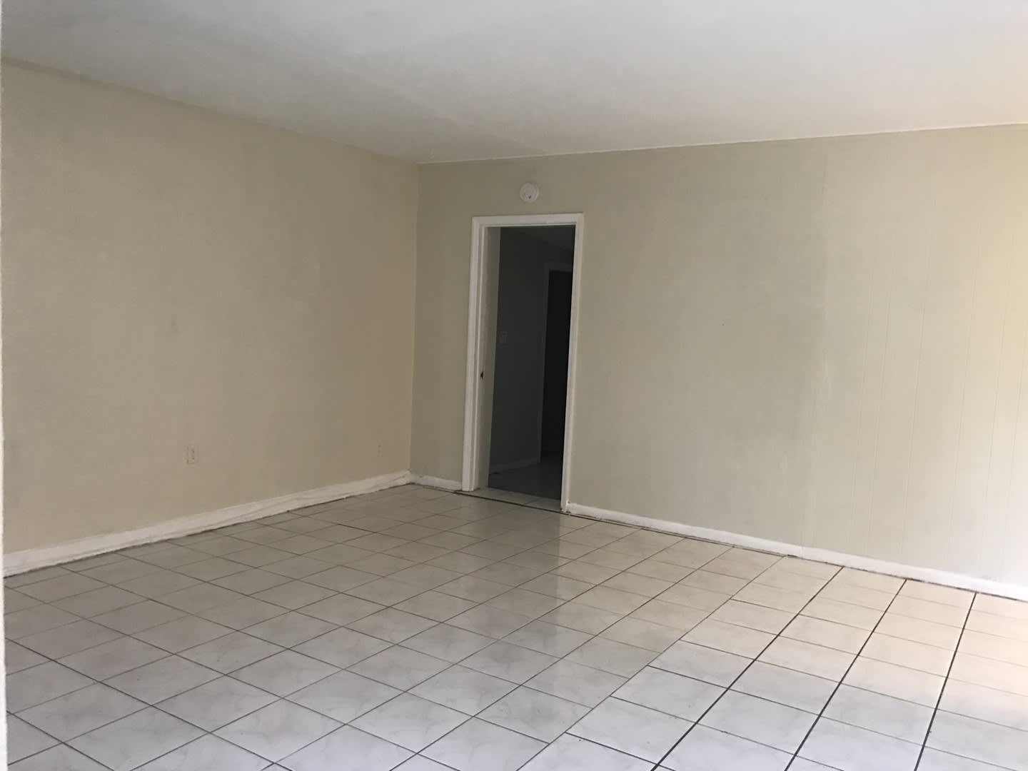 Nice 4-2 House with Central AC & Backyard – photo 3