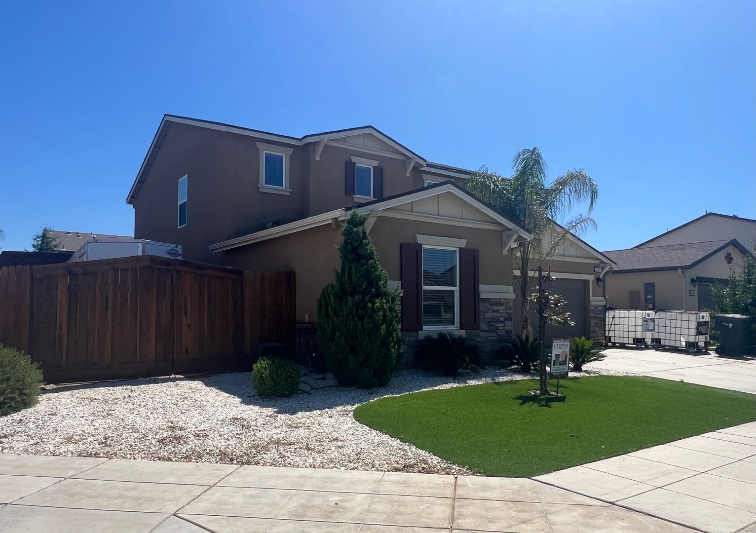 five bedrooms and three and a half bathrooms home in Fresno, CA – photo 3