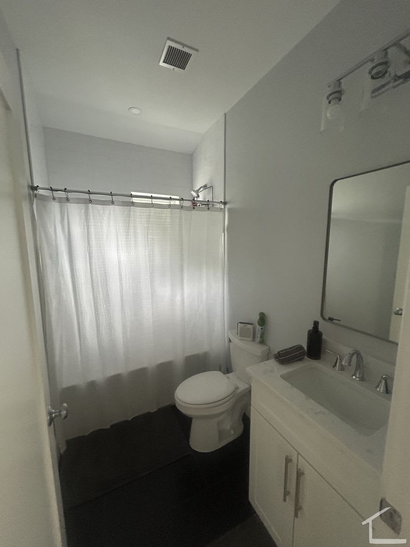 Charming 3 Bedroom-No Broker Fee – photo 3