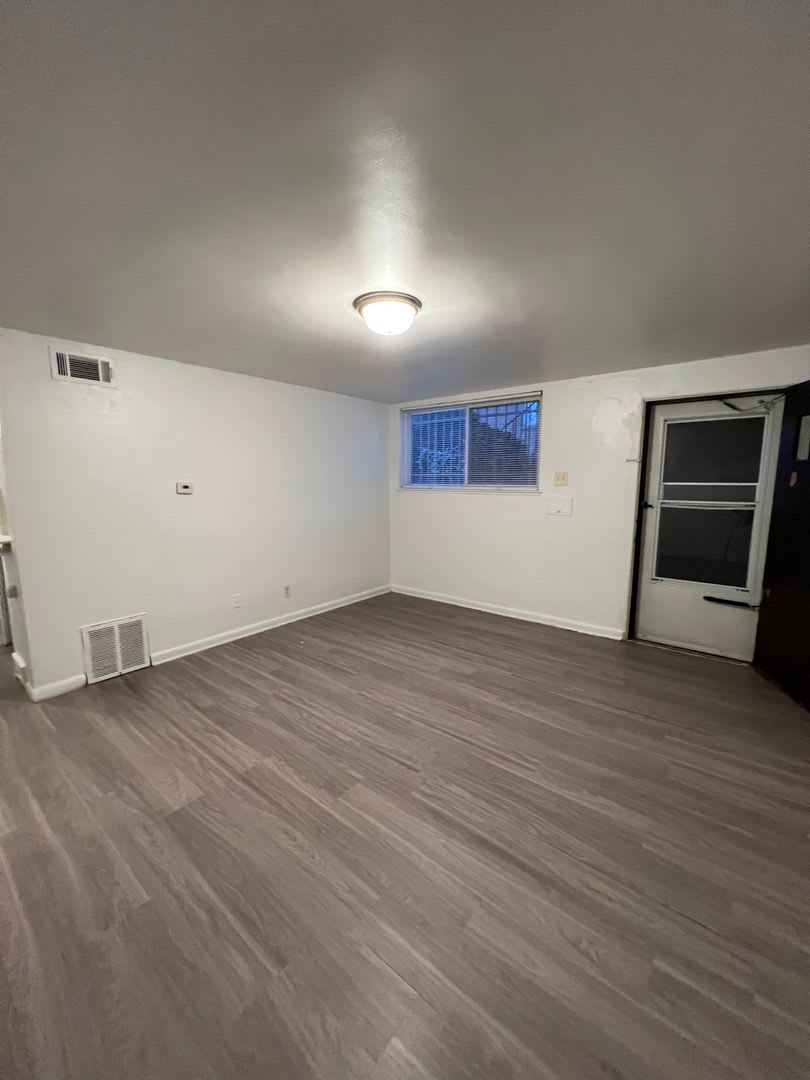 2 Bedroom 1 Bathroom In Delmar Parkway – photo 3
