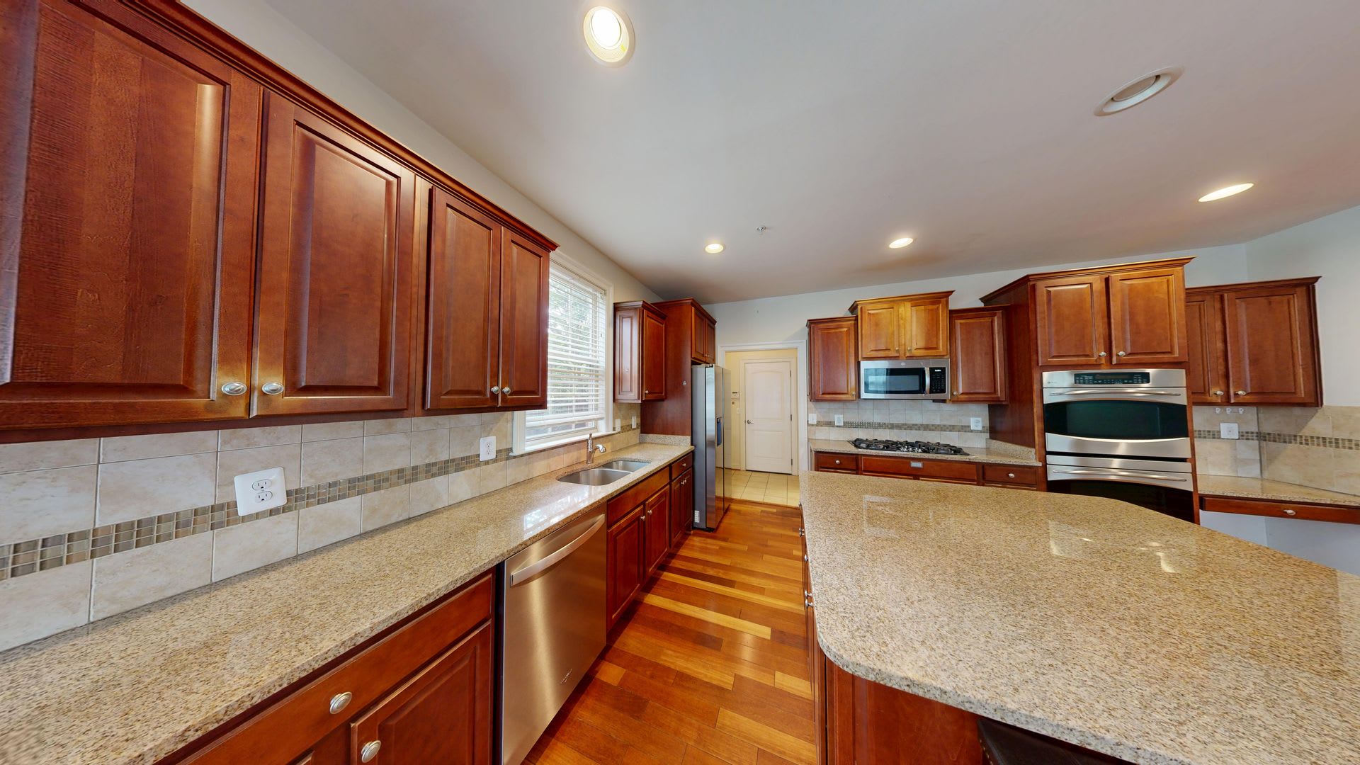 4 4 5 Ba Custom Home Close In Kensington – photo 2