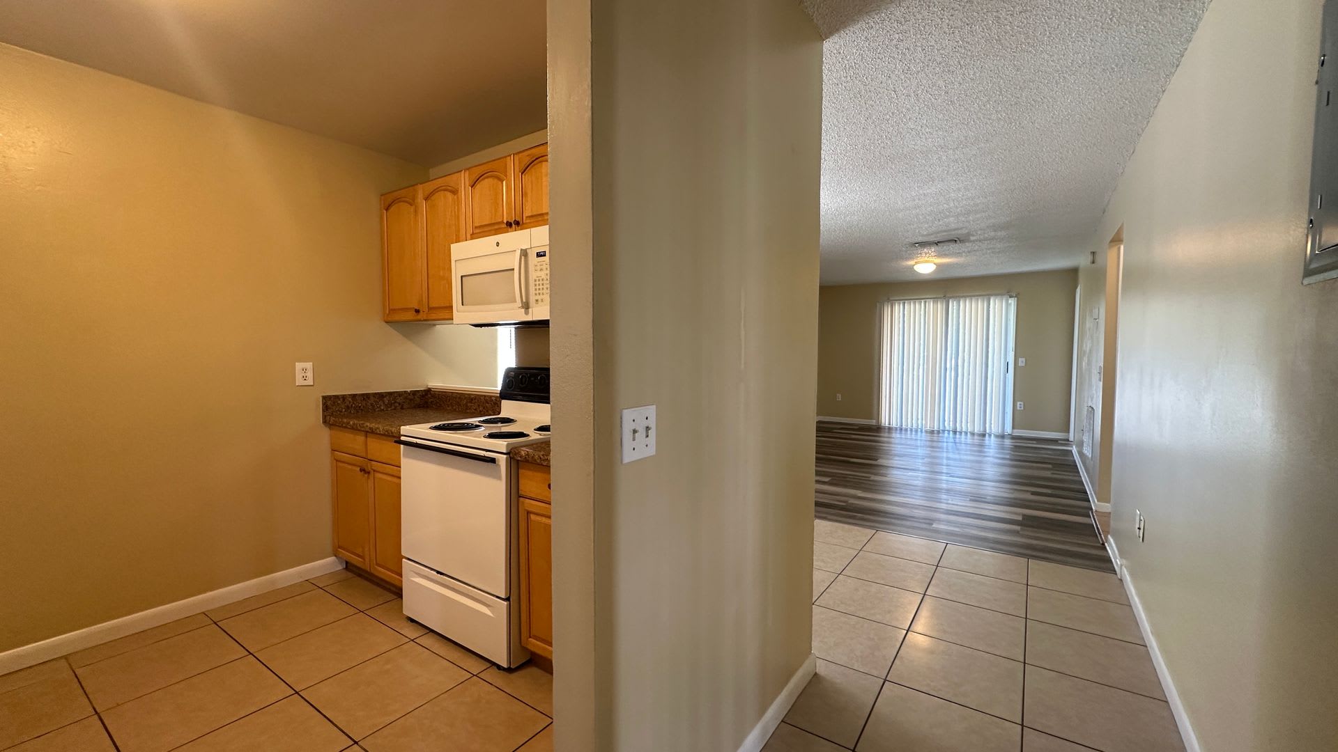 Bright 2BR/2BA Apartment Near Winter Springs Town Center – Available NOW!! – photo 2
